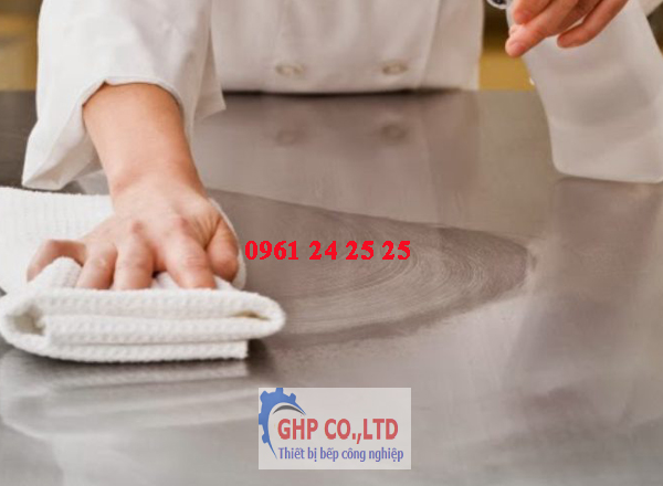 Vệ sinh bếp sạch sẽ sau khi sử dụng dễ dàng bằng khăn vải